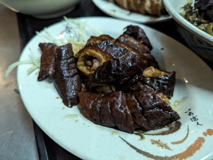 鄭記豬腳飯的滷大腸非常入味