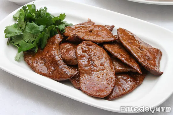 欣葉台菜的煎豬肝,看起來很普通,吃起來很驚豔。