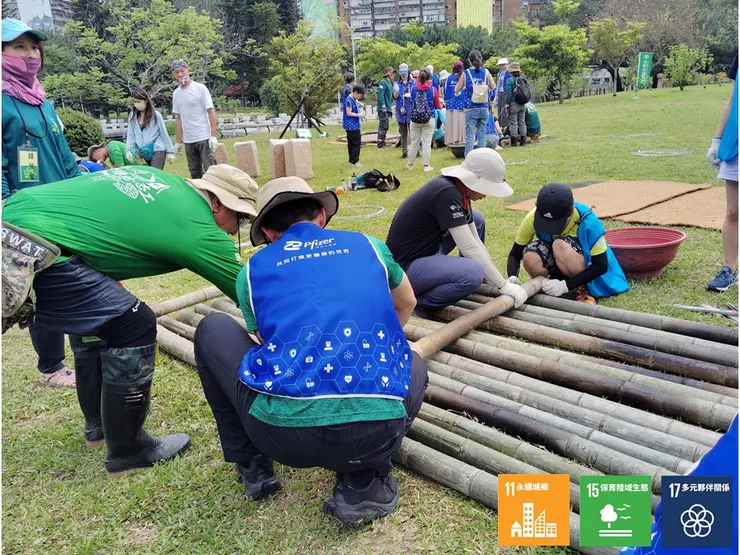 企業夥伴的背心上有一串「共同打造更健康的世界」的顯眼字樣,而此時輝瑞與荒野夥伴們,也正合作搭設一個對生態更友善的棲地環境
