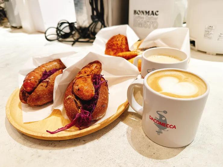 我們買了香腸麵包、咖哩麵包和德國香腸麵包。