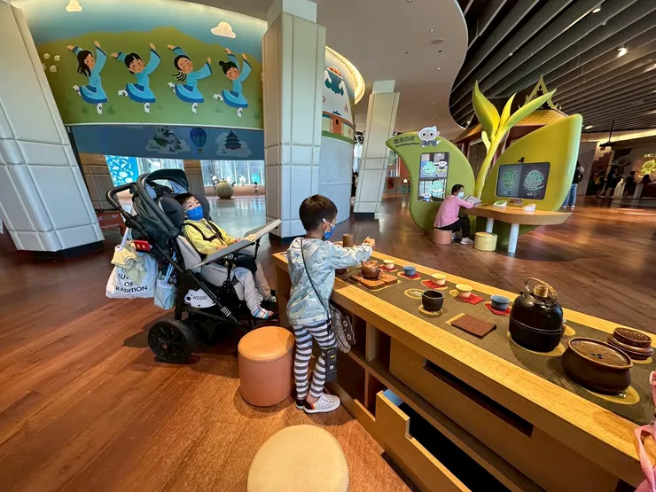 帶祐懿出門,可以兼顧兩兄弟的場域對我來說很重要,希望孩子都能被照顧到。《嘉義故宮南院》