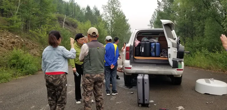 被大媽們圍著車子，她們也很認真地討論該如何幫助我們
