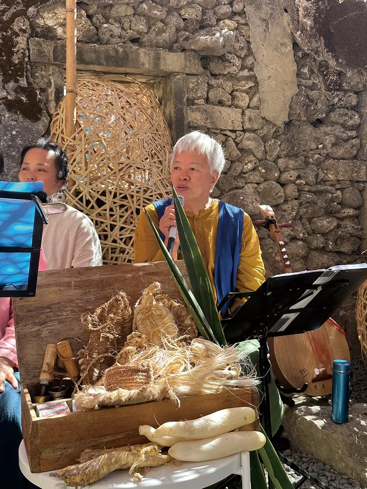 ▲黑貓姊不僅說唱海口歷史，還帶來各式物產教學。