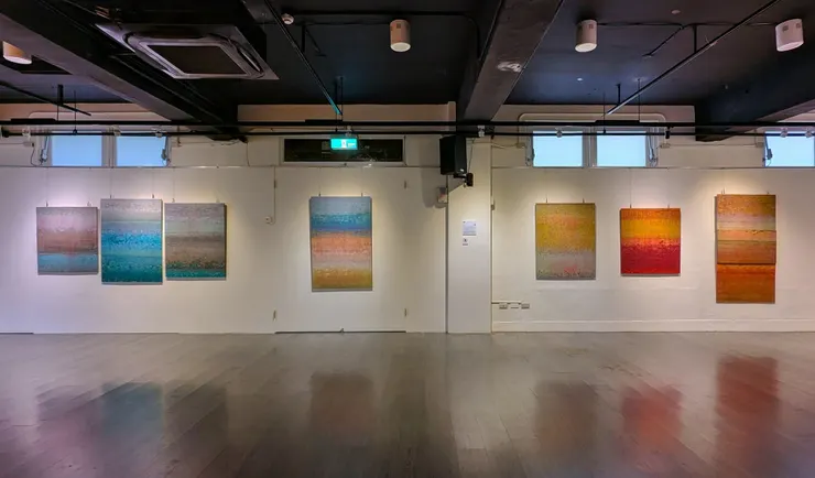 積吶虹光，〈青天白日滿地「虹」〉，壓克力顏料、紙，168 X 900 cm。