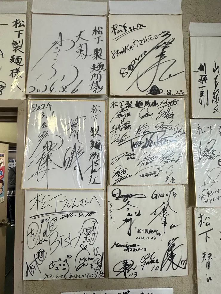 老牌小店當然有很多名人簽名啦！