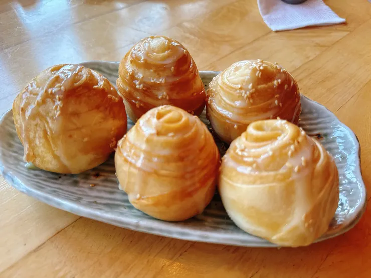 煉乳螺絲捲-原價一份$100，三拼後價格變為$80/份 - 外皮炸得酥脆，裹上煉乳及白芝麻十分融合，一樣要熱熱吃才好吃喔