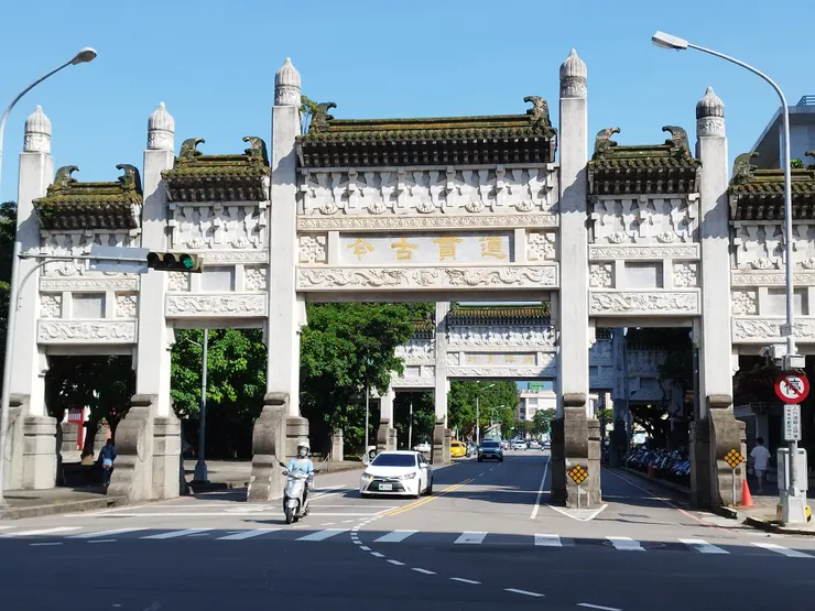 大型牌樓下的力行路，車輛通行頗為有趣。