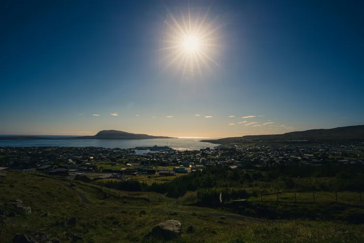 2026 丙午年對丙、丁火的朋友來說，是「比肩、劫財」浮現的年份。這股能量極其純粹，完全指向自身。 能量過旺極易演變成衝動投資、意氣用事或盲目擴張。