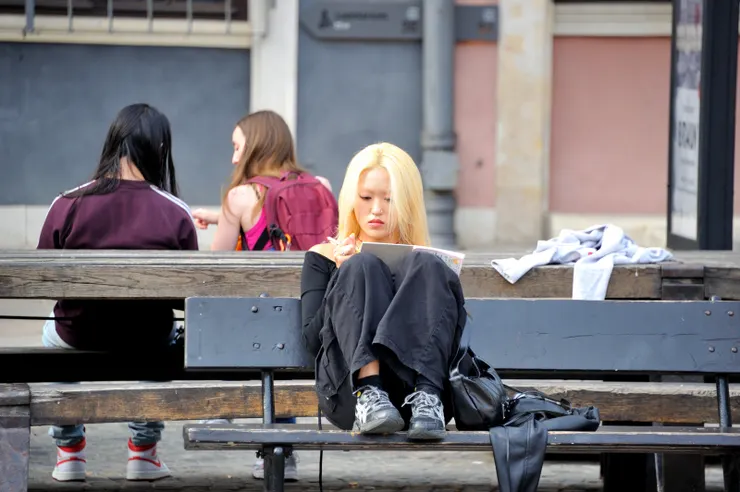 【在集市廣場專注素描寫生的少女】