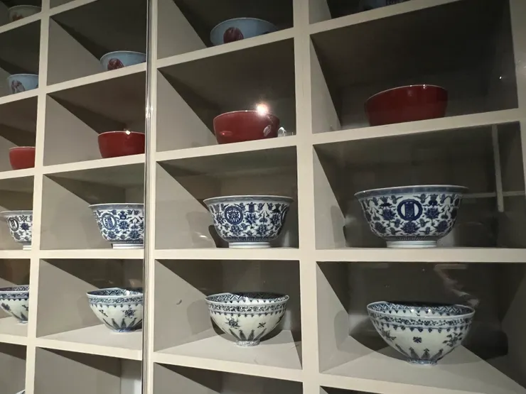 10乘10方格內擺滿了精緻瓷器,象徵十全十美、百世其昌