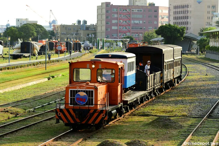 哈瑪星號前方掛著以高雄港口水道為印象設計的頭牌，牽引改造貨車載客遊覽