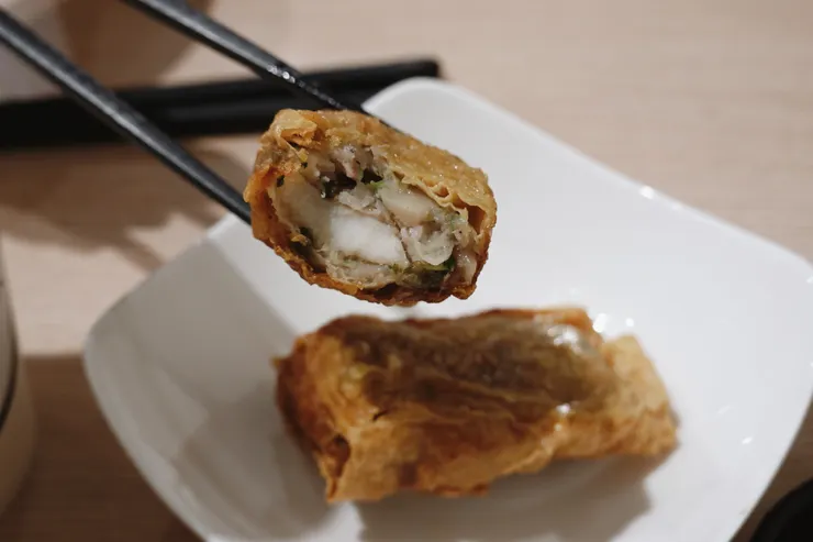 另附腐皮卷的醬料，單吃或沾醬都很好吃。