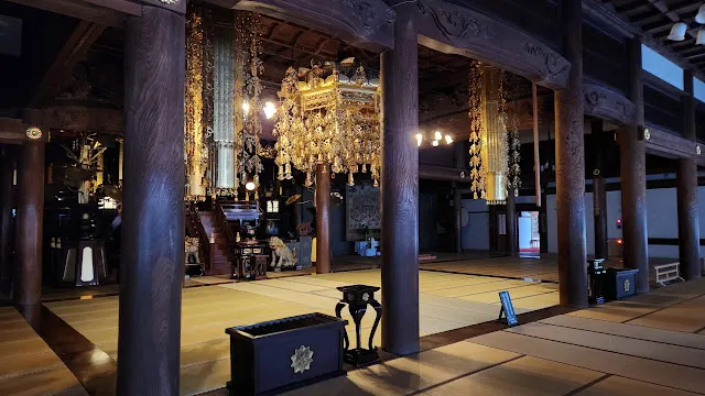 內部裝飾華麗且又精緻的內殿