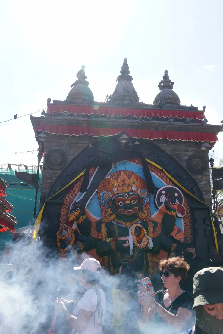 總是聚集著眾多人群的濕婆神，連拍照都很難取到完整神像畫面。