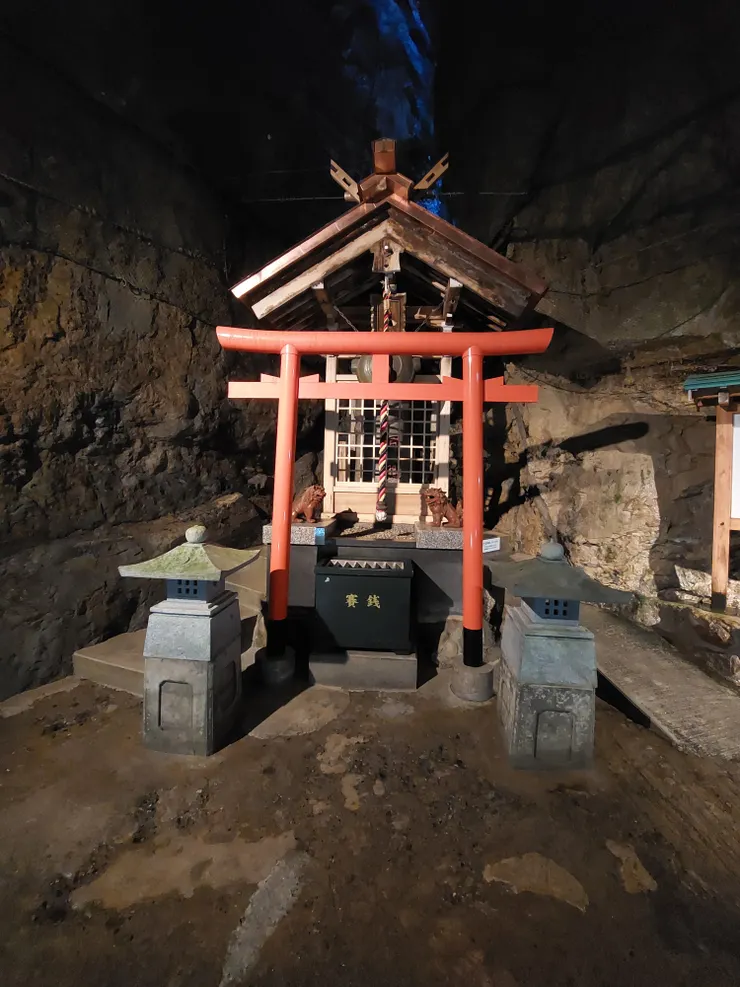 近拍神社和鳥居，裡面也有賽錢箱