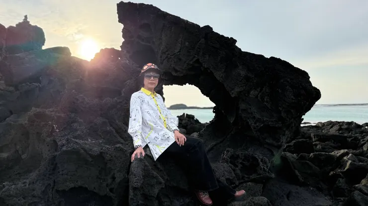 從朝天窗縫岩往海邊看, 可以看到獺嶼島與防坡堤。