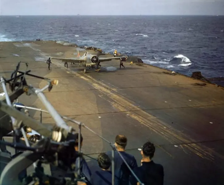 1942年11月,可畏號上的一架岩雀戰鬥機。