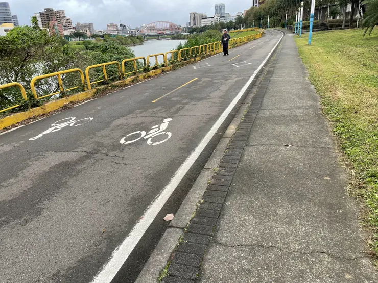 腳踏車跟行人分道