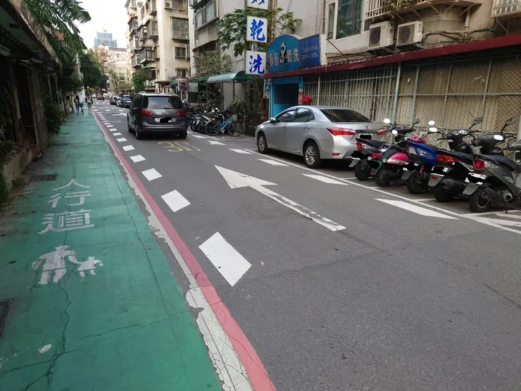 溫州街的楔型標線。可以發現地面上仍有舊的限速30公里標誌。