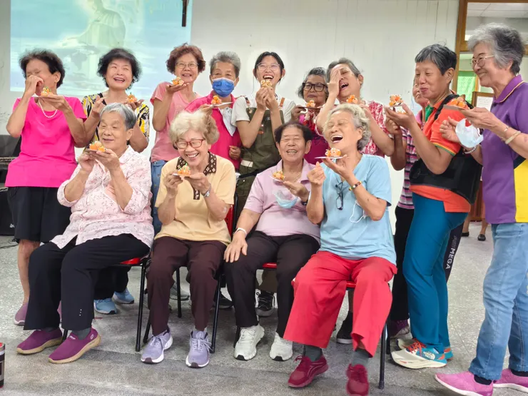 這就是成就感的力量。原本說『不會做』的長輩們，看著自己的作品，笑得比孩子還開心。