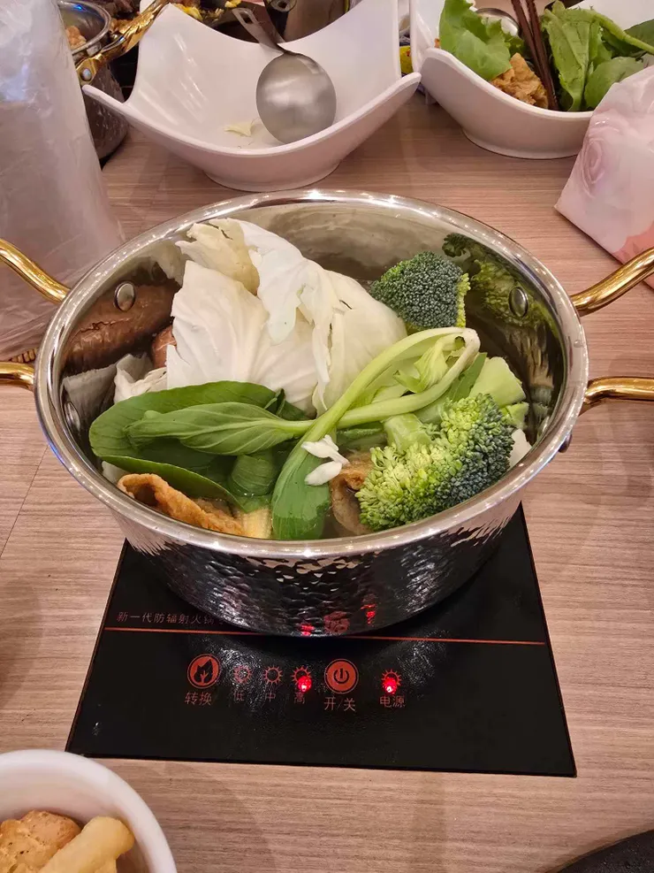 每個人都有的火鍋,可以拿來煮蔬菜和火鍋料