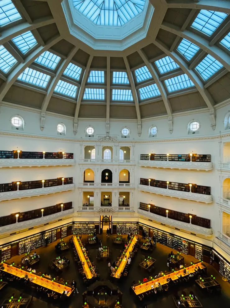 維多利亞州立圖書館的圓頂閱覽室是許多人一定會打卡的著名地標(圖源/作者自攝)