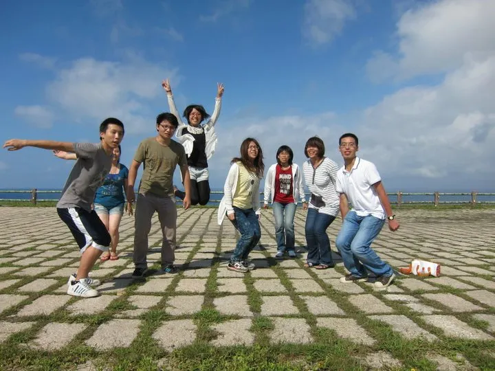 管樂社的朋友們在奇萊鼻燈塔旁的不整齊十連拍。