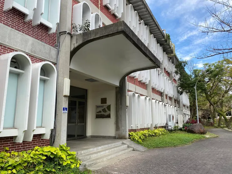 遮陽板呈現出一圈圈湧動的白色波浪效果，消失於立面盡頭