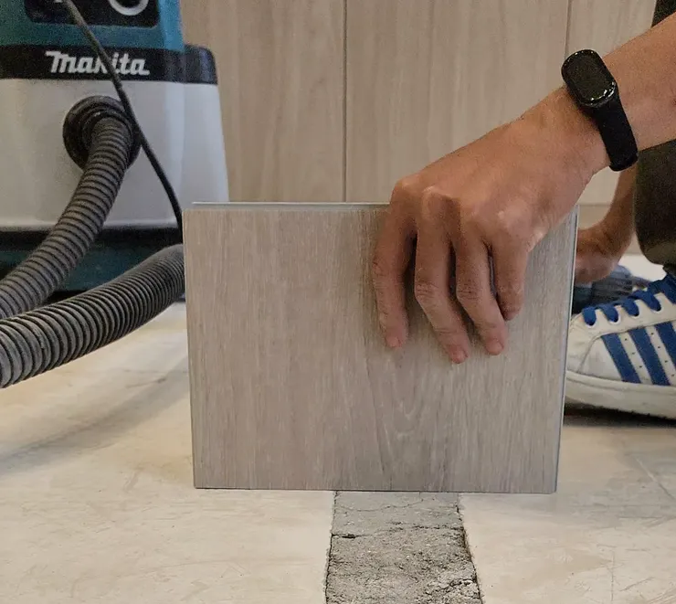 師傅說地坪需要這樣的平整度，木地板才能耐用，卡扣才不會斷