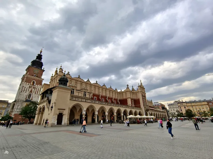 【大廣場豁然開朗迎面是紡織會館  舊市政廳已拆除獨留鐘樓搶視線！大廣場不同角度，看滿天如湧浪的烏雲，預示著可能會有一場大雨。】