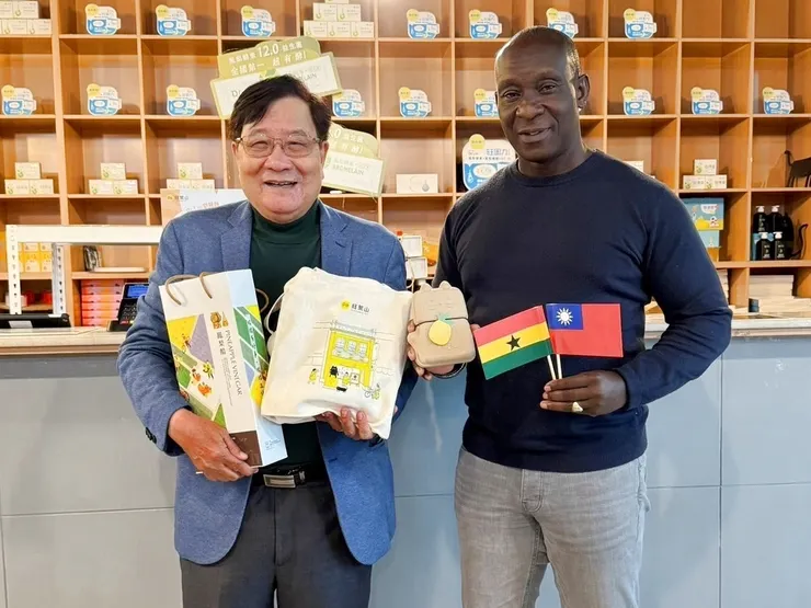 圖說:迦納共和國土王Alex Asiamah(右)遠赴嘉義民雄,與旺萊山董事長劉家發(左)相見歡,品嚐包括明星商品鳳梨酥、鳳梨醋,以及體驗鳳梨全果應用的創新技術。(資料來源:旺萊山)