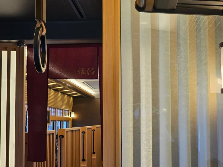 每節車廂都有不同主題，可以先上官網看自己喜歡哪節，再去對應的車廂排隊