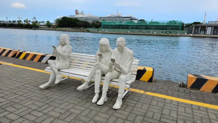 這是高雄港的手機人生裝置藝術!