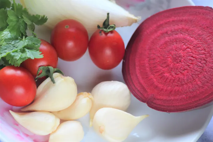 鬱金香球莖不僅易熟且軟Q，滋味甚至比馬鈴薯更好，難怪許多動物喜歡挖它的種球來吃。