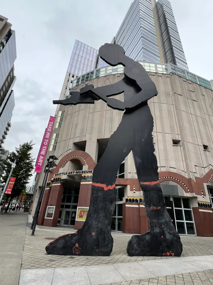 Hammer Man in front of Seattle Art Museum