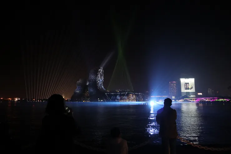 音浪塔後方設置有成排的雷射光