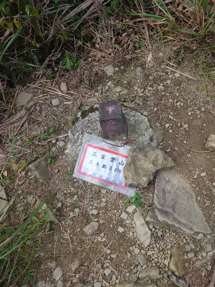 11/13，三玄宮山，要穿越高壓電塔底部，右側有一個明顯路徑，直走即可看到