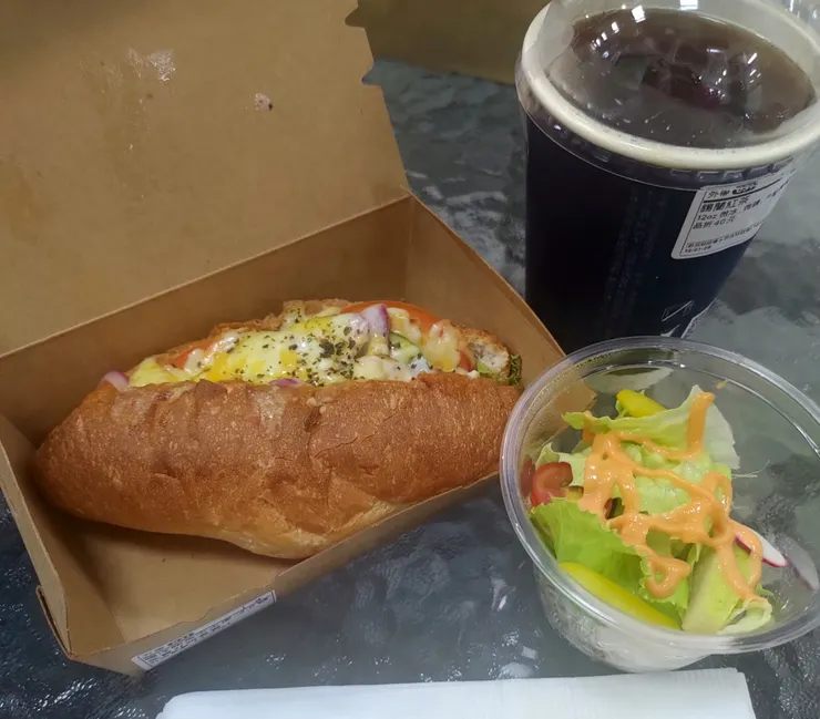 暖陽鮪魚玉米堡+小沙拉+微糖紅茶