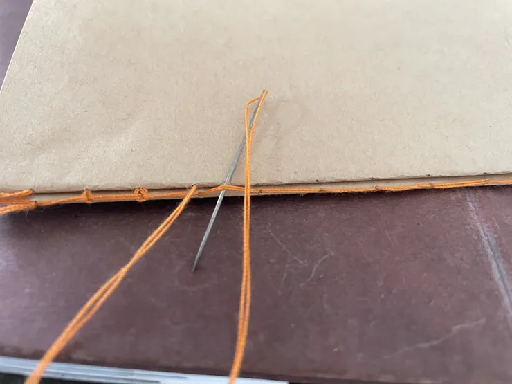 從第二台另一個洞口穿出來時，要把線穿到與第一台對齊的洞口右邊的縫線裡。