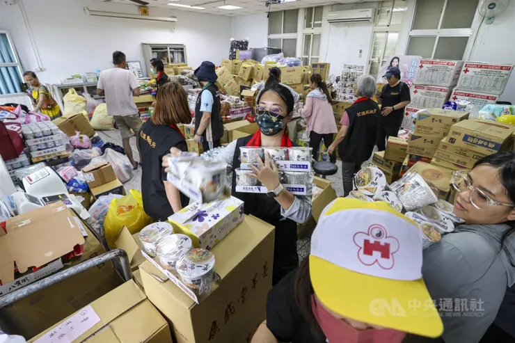 花蓮也總是獲得滿滿的物資，但是卻是一個台灣數一數二最窮也最沒有機會的縣市