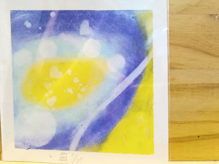 弟弟說，剛開始練鼓很開心也很興奮，可是打不好被罵好難過(有兩種藍，代表強度不同)，最後練起來了，又開心起來。