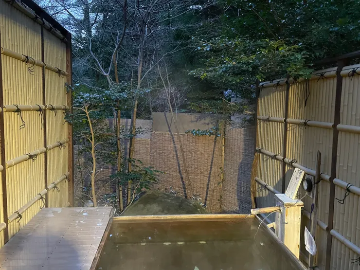 個人風呂樣貌,可以在星空下享受溫泉很讚,只是沒廁所跟沐浴設備