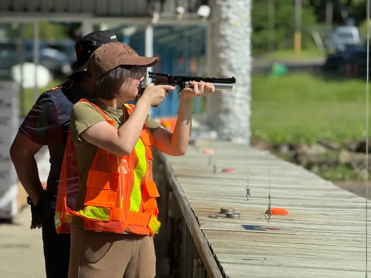 射擊場有不同課程可以體驗,Mira選擇的是比較輕的手槍。