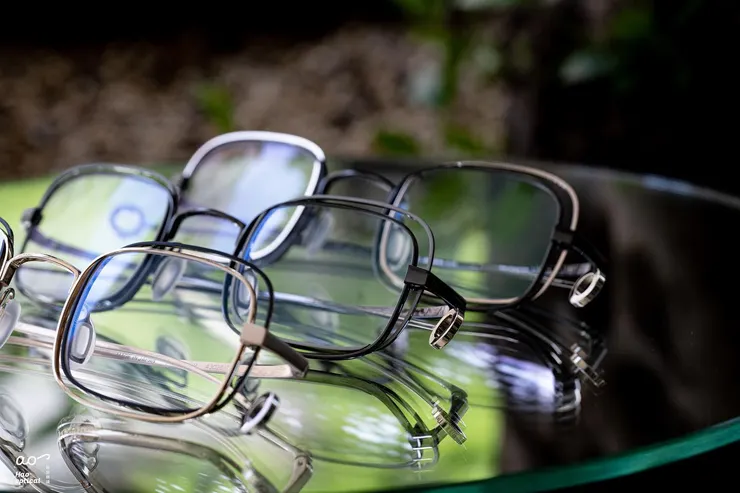 最後選了第一支，金色框基底搭配黑色線條／照片來源：好好眼鏡 Hao’s Optical 