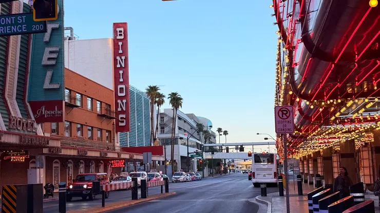 趕在車輛管制前進入弗里蒙特街體驗區