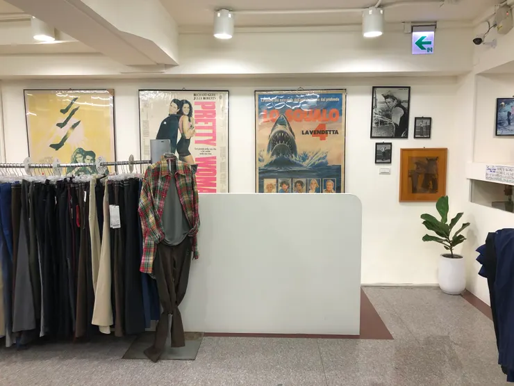 二樓樓梯口，利用舊海報排列