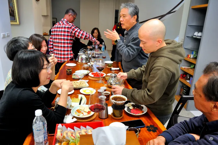 【酒飯已差不多，奎元泡咖啡。】