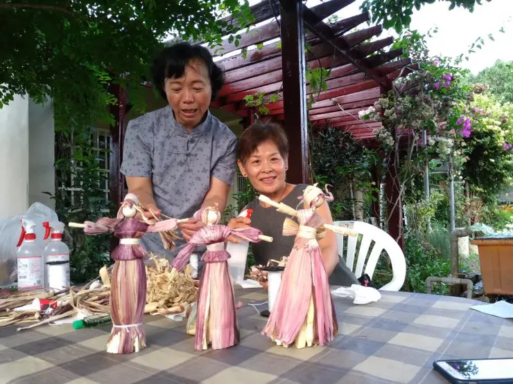 張婉玉老師(左1)與玉見工作坊 "元長玉米偶"