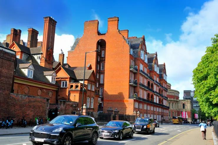 【紅磚陶土都鐸式煙囪舉目可見！在肯辛頓公園南側Kensington Gore上。】