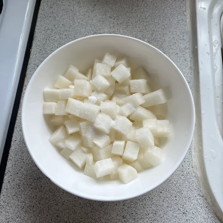 灑了鹽的蘿蔔塊,做小黃瓜時也可以這樣殺青